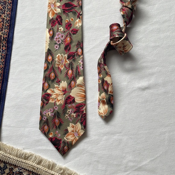Eaton’s “Very” 1980’s floral and peacock pattern silk tie made in Canada - Picture 2 of 9